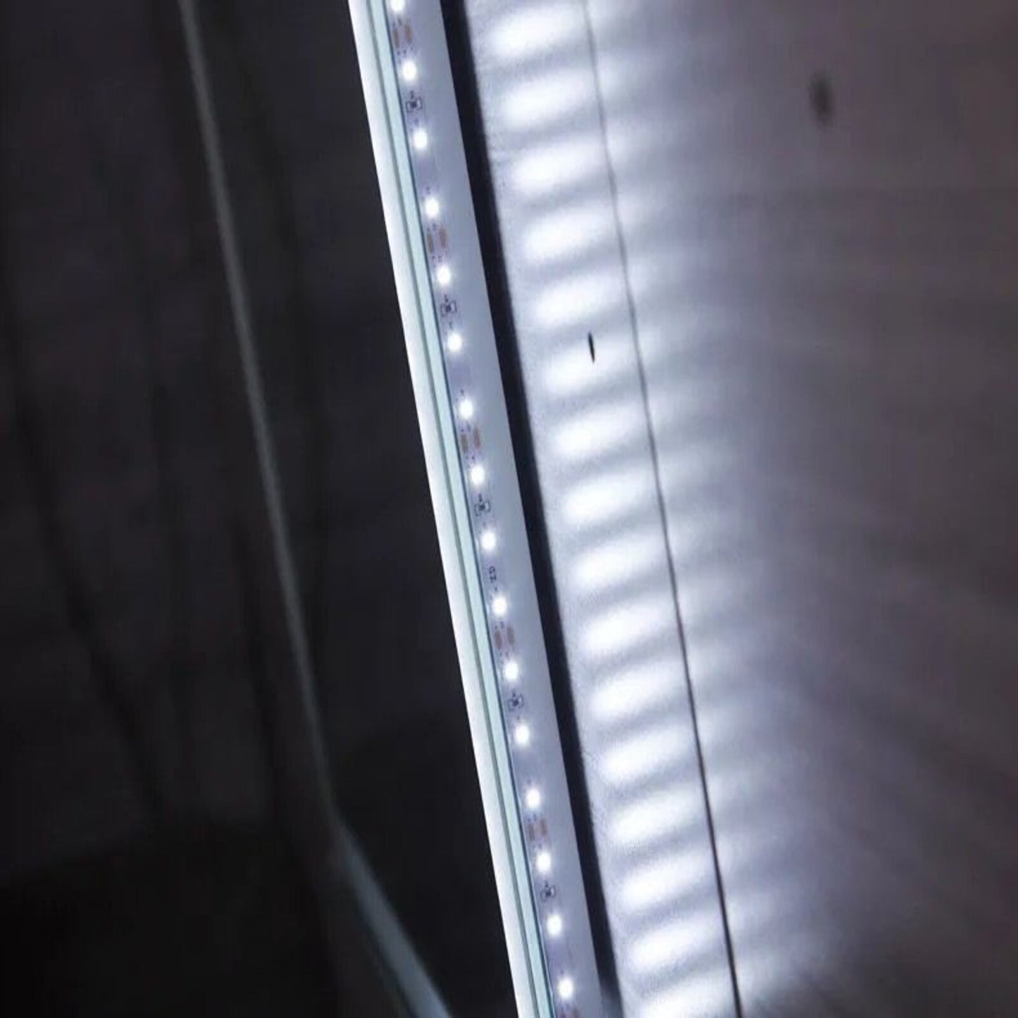 HORIZONTALNO STANDARDNO OGLEDALO S LED OSVJETLJENJEM M640 80X60 CM