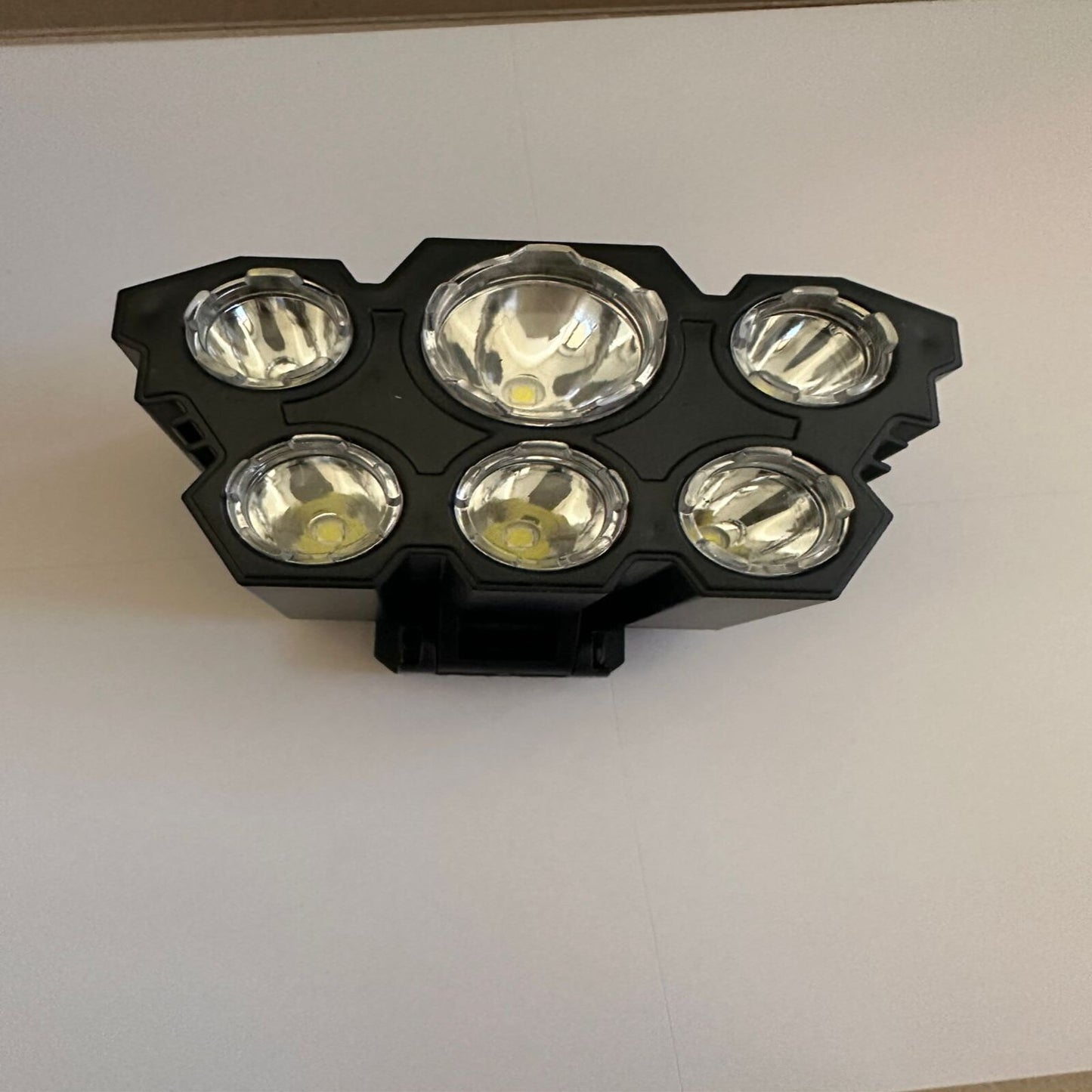 NAGLAVNA LAMPA SA USB PUNJAČOM SA 6 JAKIH LEDICA
